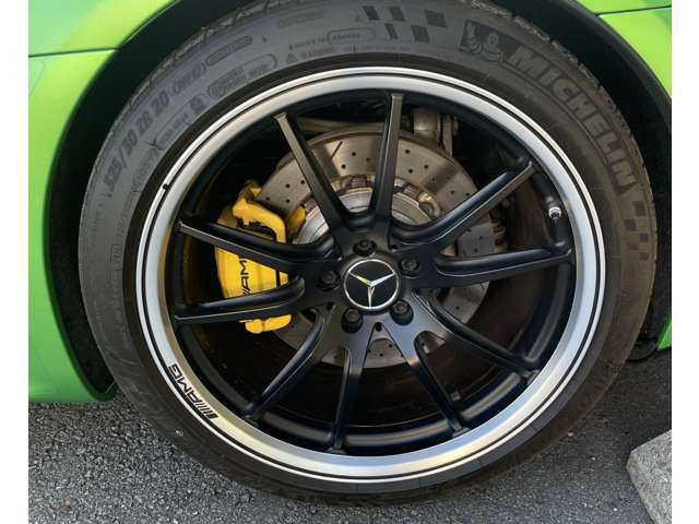 前275/35ZR19、後ろ325/30ZR20