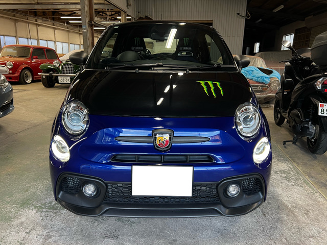 �u�N���[(�܍�)�v�̃{���l�b�g�X�e�b�J�[��{�f�B�T�C�h�̃��}�n�t�@�N�g���[���[�V���O�E���S�ɂ��A�t�@�N�g���[�}�V���̕��͋C���Č�����Ă��܂��B