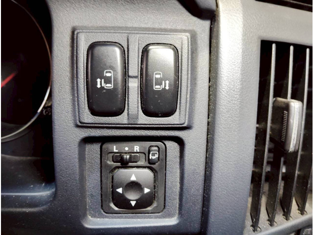 �{�^���ނ̏ꏊ���z�R�������܂�₷���ꏊ�B�ׂ��u���V�ȂǂŃL���C�ɂ��Ă���܂��B