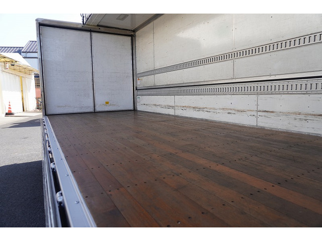 �V�Ԓ����������Ă���܂��B���g�p�̎ԂȂǂ����Ŕ[���������g���b�N����������u���Ă���܂��̂ł������������B