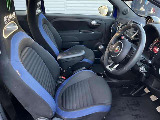 �u595 Pista�v���x�[�X�ɐ��E����2000�䂪�W�J����邱�̃��~�e�b�h�G�f�B�V�����́A��փ��[�h���[�X�̐��E�ō���MotoGP�ɎQ�킵�Ă���