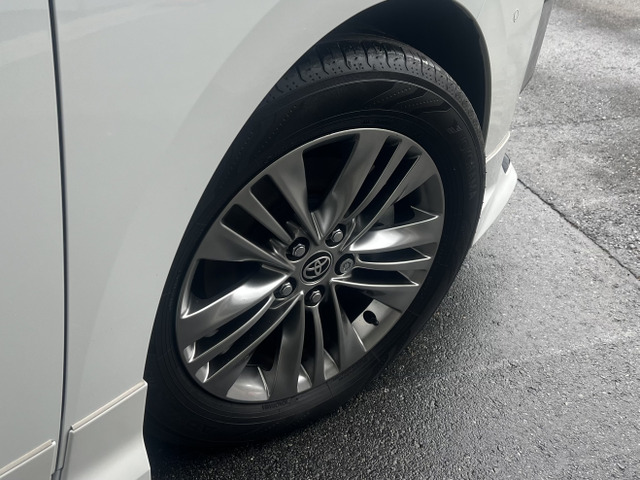 純正18インチアルミ装着! タイヤの溝もまだまだ残っております。