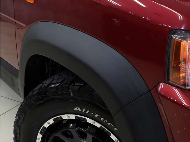 フェンダーアーチ部分もマットブラックに塗り分けペイント済みです。