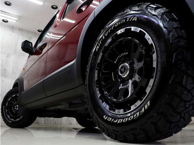 新品社外アルミホイールに新品BFグッドリッチオールテレーンホワイトレタータイヤを装着しアクティブな雰囲気に仕上がりました。