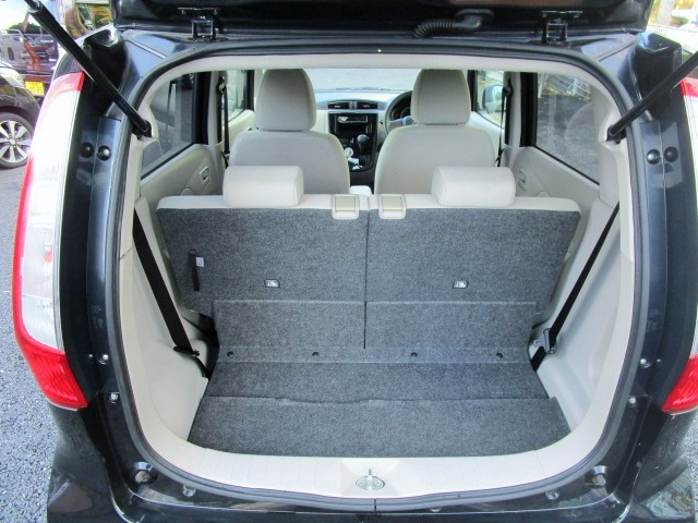 ☆リヤシートをスライさせればカーゴスペースが広がります。