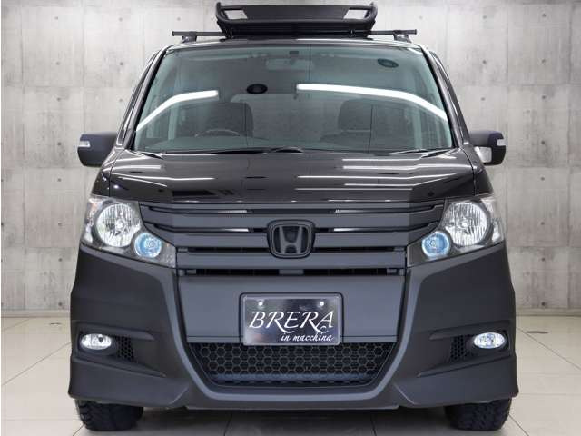 �t�����g�r���[�͏����u���b�N�J���[�ƃ}�b�g�u���b�N�œh�蕪���A�I�V�����ȃt�����g�r���[�Ɏd�オ���Ă���܂��B