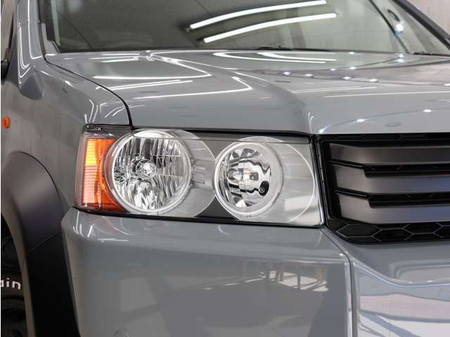 �w�b�h���C�g�����΂݂�܂蓙������σL���C�ȏ�Ԃ�ۂ��Ă���܂��B�C���i�[�u���b�N�y�C���g�����C�g�̃J�X�^�������C�y�ɂ����k���������B