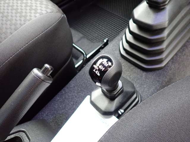 ☆パートタイム4WD!路面状況に応じて2WDと4WDを任意に切り替えて走行できます!モード切替操作を行うのが副変速機、ダイレクトな操作感があるトランスファーレバーで行います☆