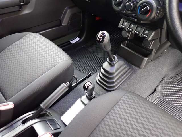 ☆5速マニュアル車!ギアチェンジの度に感じるエンジンとの一体感は、AT車では味わえない醍醐味!スポーティな走行が楽しめ、オフロードでのコントロール性も快適です☆