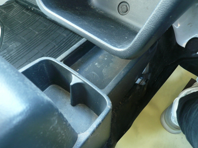 シフトレバー近く、小物を置けるトレー・ドリンクホルダーあります(^▽^)/