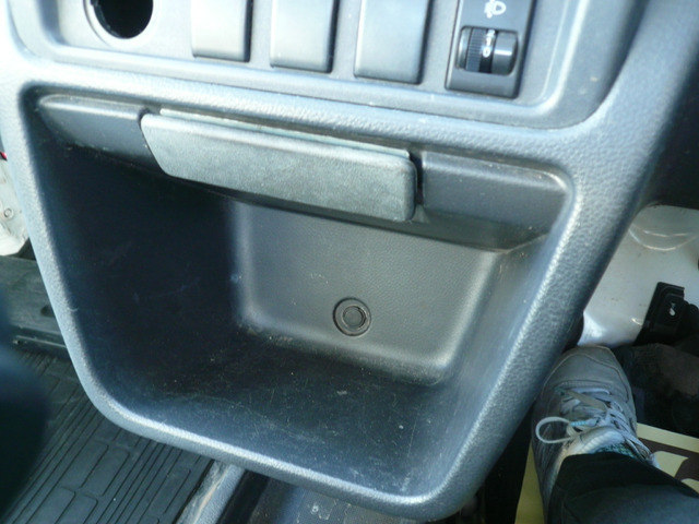 運転席・助手席から届く所にも、鍵・財布置きに便利なスペースがあります☆