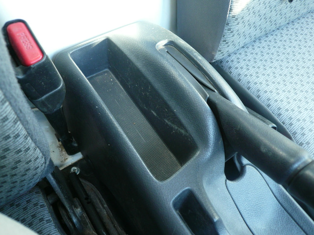 ハンドブレーキレバー横、小物入れに便利なスペースがあります☆
