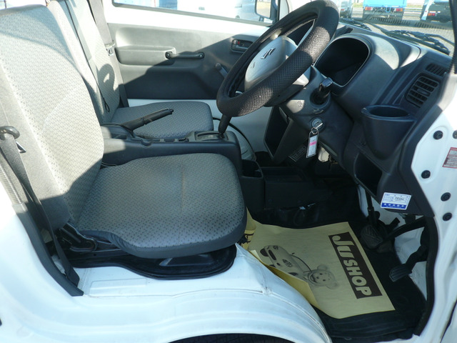 ゆったり座れる広々運転席☆足元も広いので、乗り降りしやすいですよ☆
