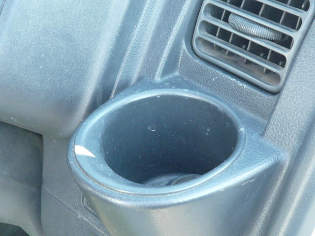 運転席ドリンクホルダー☆届きやすい所にあるので、使い勝手がいいですよ!