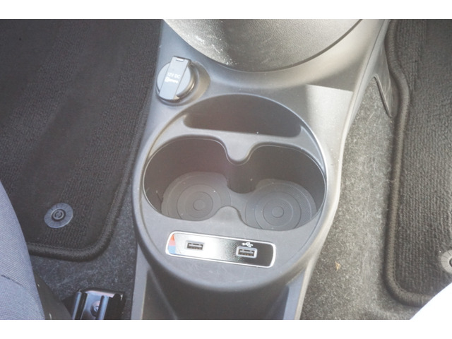 ドリンクホルダーです。USBも付いてます。