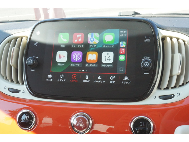 ディスプレイオーディオです。アップルカープレイやアンドロイドオートが使えます。もちろんブルートゥースオーディオも付いているのでスマホの音楽も簡単に聞けます。