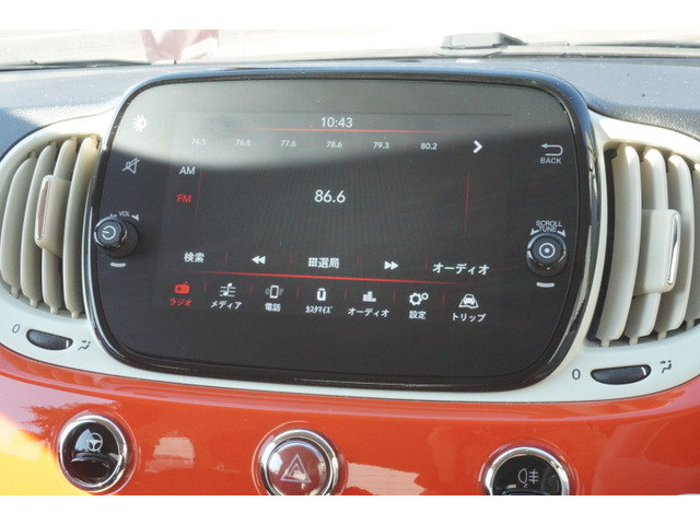 ディスプレイオーディオです。アップルカープレイやアンドロイドオートが使えます。もちろんブルートゥースオーディオも付いているのでスマホの音楽も簡単に聞けます。