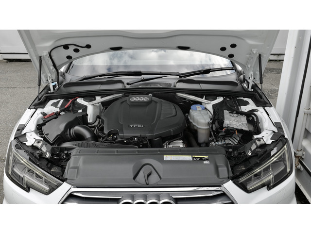 エンジンルームもキレイな状態がキープされております。