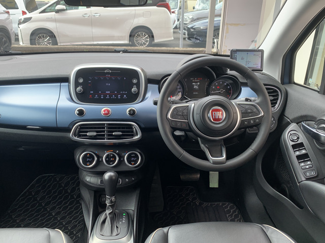 �C���e���A�ɂ́A�{�f�B�ƃR�[�f�B�l�[�g���ꂽ�u���[�̃C���X�g�������g�p�l�����̗p����Ă���܂��B�u���b�N����Ƃ��������������ԓ��ɂȂ��Ă���܂��B