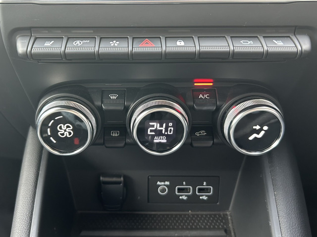 ���Ռ^�X�C�b�`�̉��ɁA�G�A�R���̑���_�C������g�ݍ��񂾃Z���^�[�R���\�[���ƂȂ�܂��B���̉����ɂ�USB�|�[�g���z�u����Ă��܂��B