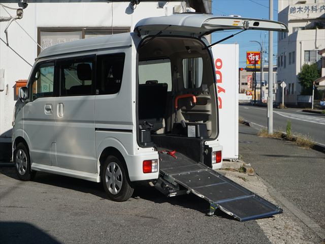 エブリイワゴンウィズ 車いす移動車 左右分割式リアシート付