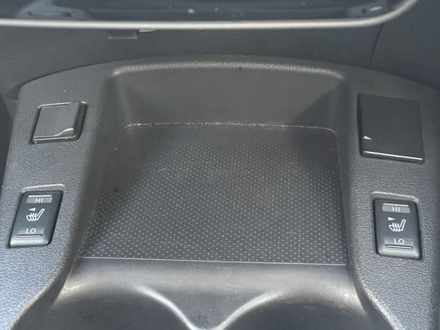 ★運転席・助手席シートヒーター付きで肌寒い時期でも安心♪USBポートやAUX端子もあります。お見逃し無く!お問い合わせはTEL06-6430-1230E-mail cars_genesis2007@yahoo.