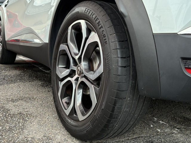 ����18�C���`�T�C�Y�yPasadena(�p�T�f�i)�z�z�C�[���ɂ́A215/55R18�̃^�C�����g�ݍ��킳��܂��B�A���~�z�C�[���ɖڗ��K�������������܂���B