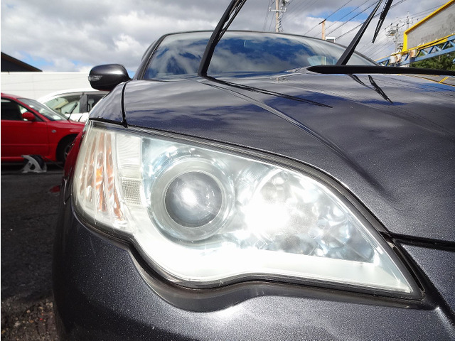 ��2.0GT spec.B���x�[�X�ɁA�u�t�B�[�����O�𒲗�(�`���[�j���O)����v�Ƃ���STI�Ǝ��̔��z�ɂ���Đ��܂ꂽ�̂��A ���́wLEGACY tuned by STI�x��