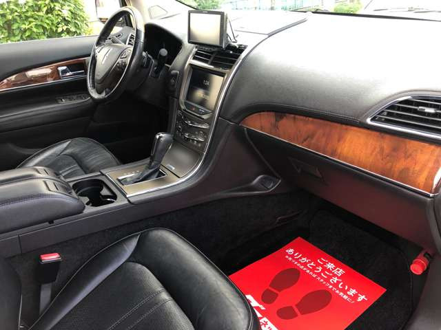 �����̓u���b�N���U�[�ƃE�b�h�p�l���Ŏd���ďグ����C���e���A�ł��B�V�[�g�q�[�^�[&�N�[���[��X�e�A�����O�q�[�^�[������!8�C���`�^�b�`�p�l�����}���`���f�B�A�V�X�e��!THX�T�E���h�V�X�e������!