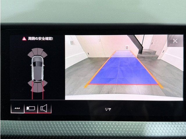 リバース時、ステアリングを切る角度に応じたガイドライン付バックカメラや、車輌の前後バンパーに装着されたパーキングセンサーが障害物を検知し、駐車スペースへの出し入れを快適にサポートします。