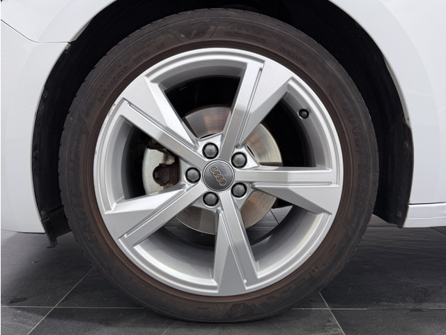 アウディ純正5アームスタースタイルアルミホイール。納車前にお得な価格にて新品タイヤ(ナショナルブランド)への交換も別途承りますので、お気軽にご相談下さいませ。