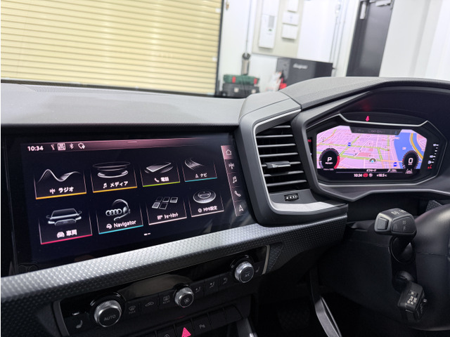 ドライバーへの視認性を高めた高解像度液晶画面のバーチャルコックピットや、オプションのMMIナビゲーションやTVチューナーを装備。様々な情報や各種車両設定などもこちらの画面で確認や変更が可能です。