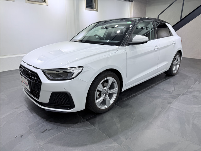 エクステリアはホワイト/ブラックのコントラストで引締まっており、アウディならではのスポーティーな一面を押し出しております。更にフロントグリルとリアハッチのアウディリングスはブラックへ変更しております。