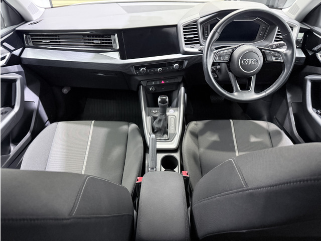 →コンビニエンスパッケージ、アシスタンスパッケージ、TVチューナー(地デジ)、純正ドライブレコーダー(前後独立カメラタイプ)など、総額100万円のオプションが備わっております。