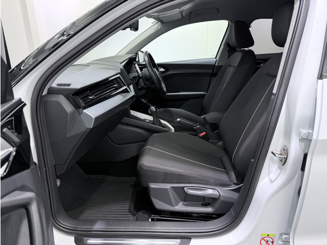 ★良質輸入車をお探しならJU適正販売店の当店にお任せ下さい。営業スタッフ全員が「中古車査定技能士マイスター」「中古自動車販売士」資格を保有。厳しい目で仕入れた良質な車両を販売しております。