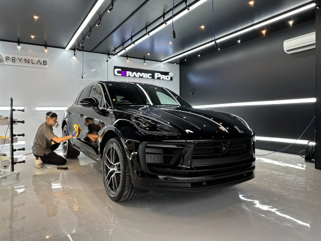 ★納車前のセラミックボディコーティングやPPF(ペイントプロテクションフィルム)をおすすめしています。新車時の塗装コンディションを長期にわたって外部からの汚れや傷・紫外線などから守ることが可能です。