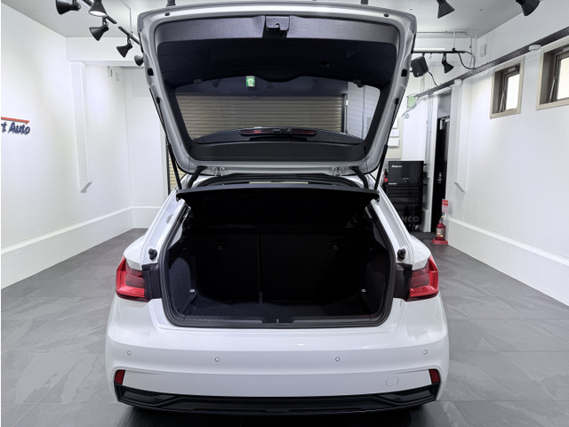 後席背もたれは分割可倒式となっておりますので、ゴルフバッグや旅行バッグなど必要に応じたレイアウトをワンタッチで拡大することが可能です。★このお車の詳細は販売店までお気軽にお問合せくださいませ★