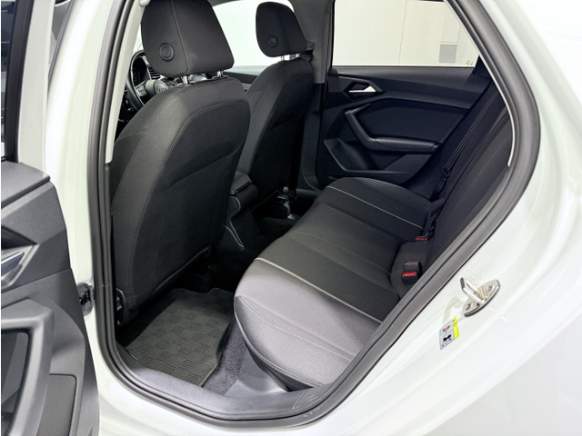 殆ど使われていなかった様子のリアシート。ファミリーユースの車両で良く見かける前席背面の汚れや傷も殆ど有りません。★このお車の詳細は03-6666-2544まで、お気軽にお問合せください★