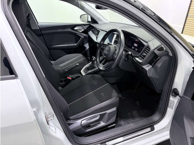 メーカーオプションは有償カラー(グレイシアホワイトメタリック)、コントラストルーフ、なびカーオプションは有償カラー(グレイシアホワイトメタリック)、コントラストルーフ、ナビゲーションパッケージ→