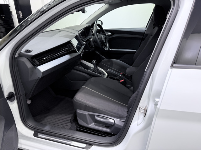 使用感の殆ど無い綺麗なコンディションのシートには快適なシートヒーターが装備されています。その他前後監視型ドライブレコーダーやETC2.0車載器、左右独立調整式フルオートエアコンなどの装備もございます。