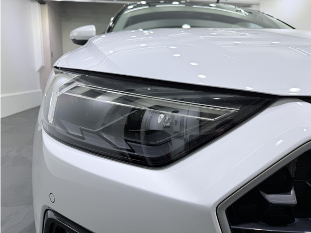 ウイング状のデイタイムランニングライトやオートハイビームアシスト機能を備えるLEDヘッドライトは、昼光に近い照明によって進路を照らし、昼夜ともに目視しやすく視認性を高め安全性と快適性を向上させます。