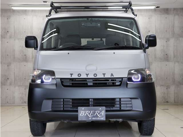 �t�����g�r���[�̓}�b�g�O���[�J���[�ƃ}�b�g�u���b�N�œh�蕪���A�I�V�����ȃt�����g�r���[�Ɏd�オ���Ă���܂��B