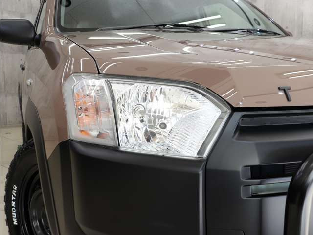 �w�b�h���C�g�����΂݂�܂蓙������σL���C�ȏ�Ԃ�ۂ��Ă���܂��B�C���i�[�u���b�N�y�C���g�����C�g�̃J�X�^�������C�y�ɂ����k���������B