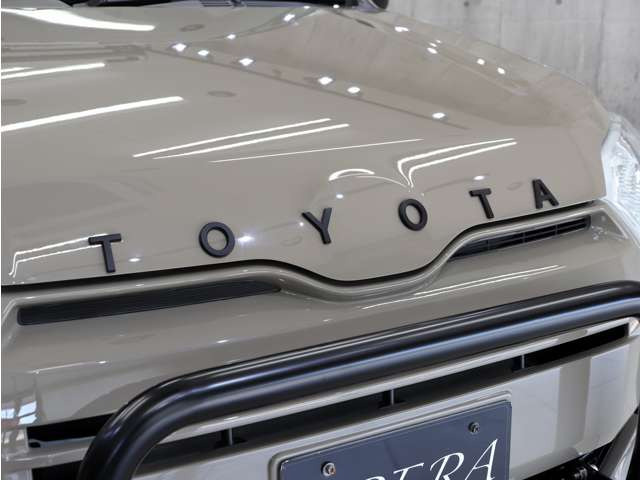 �O�����㕔�ɐl�C�̃N���V�b�NTOYOTA�G���u�����𑕒������X�������̃J�X�^�����{���Ă���܂��B