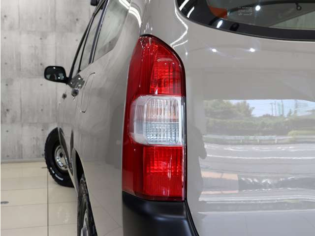 �e�[�������v�������傫�ȃL�Y�������A�����Y��ȏ�Ԃ�ۂ��Ă���܂��B�e�[���̃u���b�N�A�E�g�J�X�^����ЊO�e�[���ւ̃J�X�^�������C�y�ɂ����k���������B