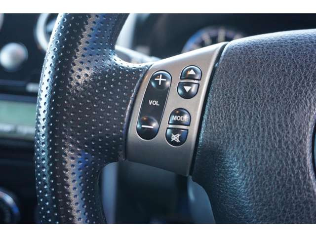 �X�e�A�����O�X�C�b�`���^�]���Ƀn���h�������𗣂����ɁA������O�Ɍ������܂ܑ���ł��邽�߁A�e���^�]�ɂ�鎖�̂̃��X�N���y���ł��܂��B