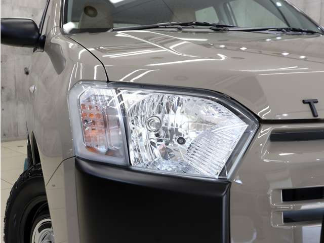 �w�b�h���C�g�����΂݂�܂蓙������σL���C�ȏ�Ԃ�ۂ��Ă���܂��B�C���i�[�u���b�N�y�C���g�����C�g�̃J�X�^�������C�y�ɂ����k���������B