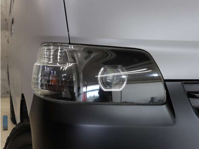 �w�b�h���C�g�̃C���i�[�������u���b�N�Ƀy�C���g�ς݂ŁA�������܂�����ۂ�^���Ă���܂��B�w�b�h���C�g�����Y���������΂݂�܂蓙������σL���C�ȏ�Ԃ�ۂ��Ă���܂��B