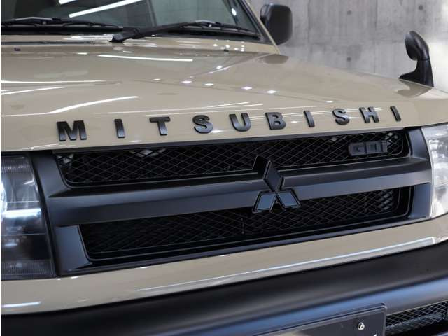 �O�����㕔�ɐl�C�̃N���V�b�NMITSUBISHI�G���u�����𑕒����A�}�b�g�u���b�N�h�蕪���y�C���g�œ��X�������̃J�X�^�����{���Ă���܂��B