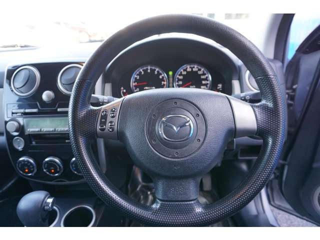 �X�e�A�����O�X�C�b�`�������茳�Ŏ��E����炳������ł��܂��B